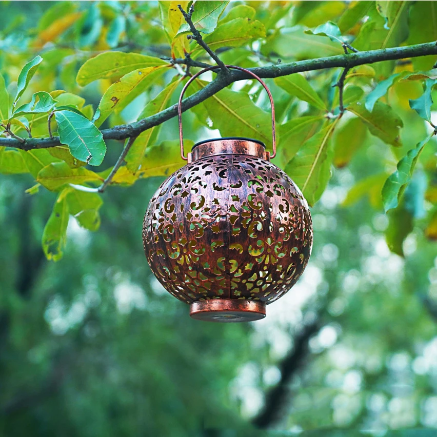 Solarbetriebene schmiedeeiserne Laterne, tragbare LED-Handprojektionslampe zum Aufhängen, Vintage-Licht, Außendekoration