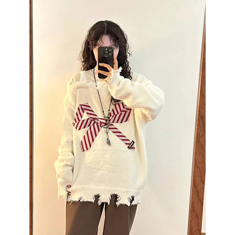 Rajutan Wanita Model One-Shoulder Desain Merah Sensual untuk Awal Musim Semi, Sweater Longgar dengan Eksposur Bahu yang Santai dan Manis