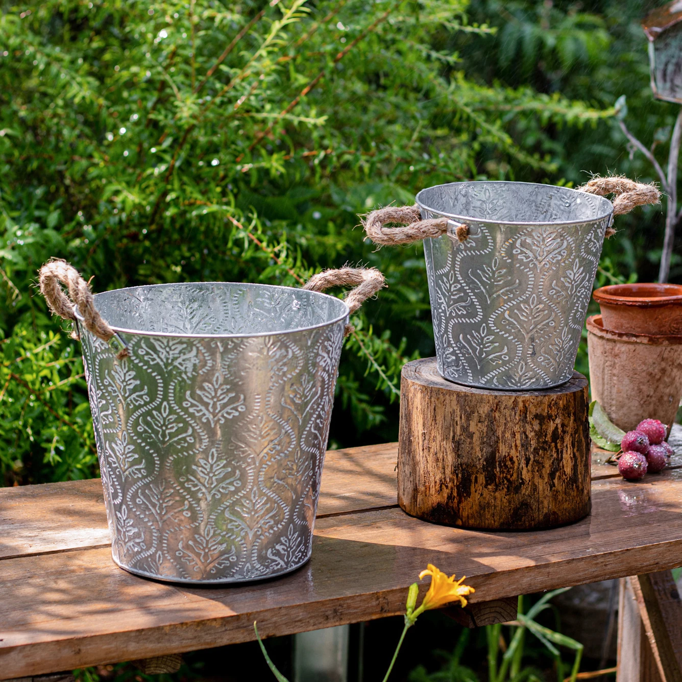 

Creative Galvanized Iron Round Bucket Vase Ideal for Home Storage Organization Attractive Ornament in Gardens Flower Shops