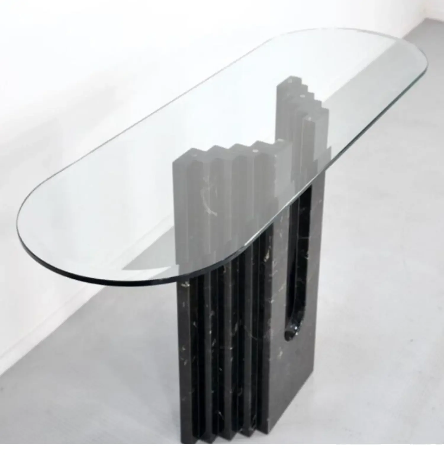 

B Modern simple natural black and white root marble enclave villa model room, glass table against the wall