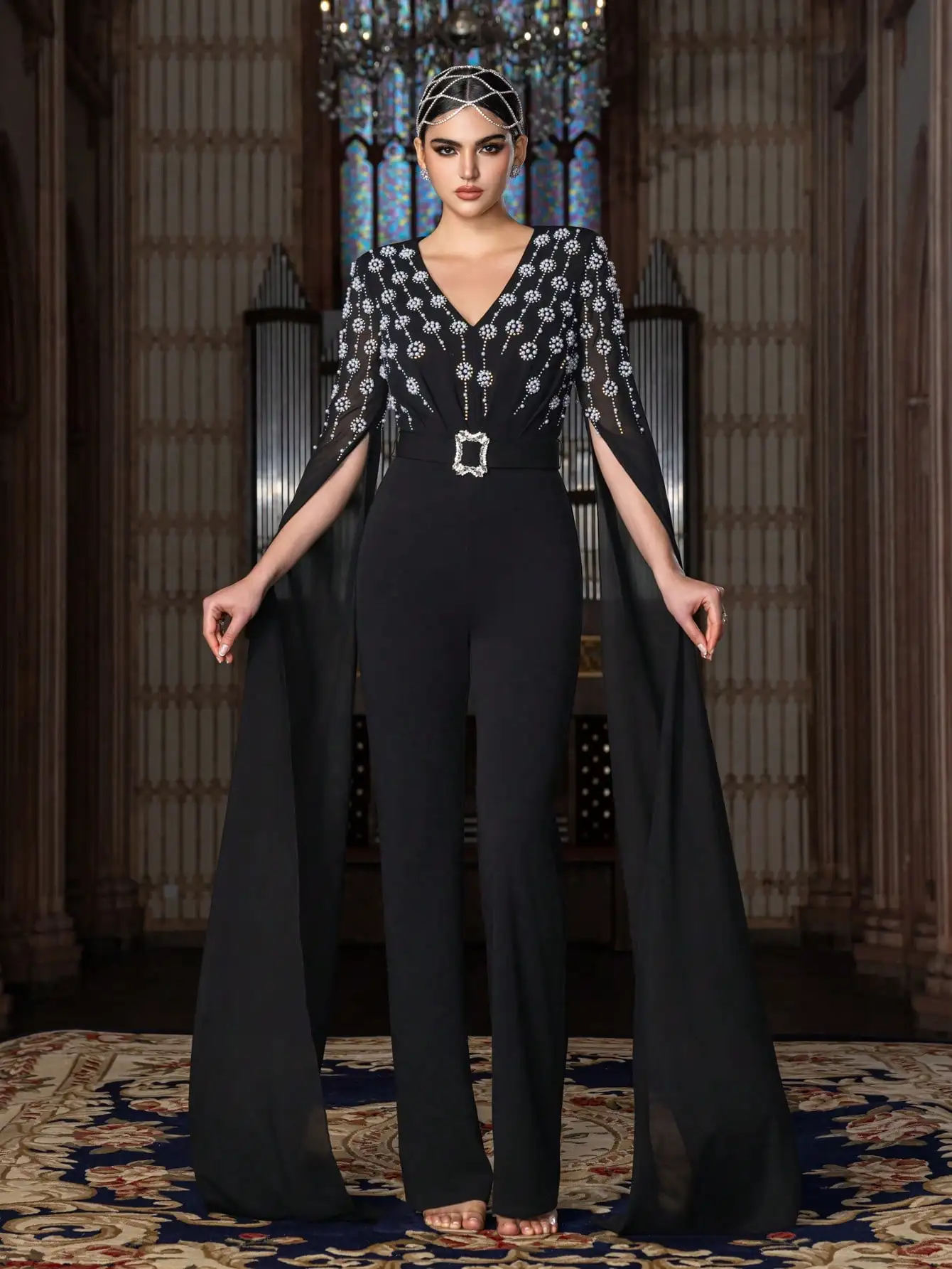 จั๊มสูทหรูหราคอวีประดับมุกอย่างประณีต – ผ้าคลุมไหล่พลิ้วไหวอย่างมีระดับสำหรับงานเลี้ยงตอนเย็นสุดหรู งานกาล่า