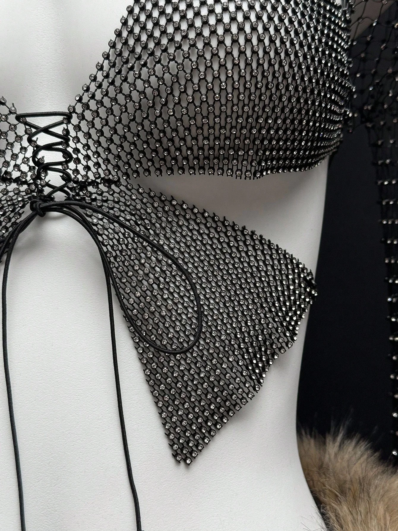 

Сексуальный полый прозрачный сетчатый топ на бретелях с открытой спиной, топ для пляжной вечеринки, новый блестящий укороченный топ в форме бабочки со стразами и длинными рукавами