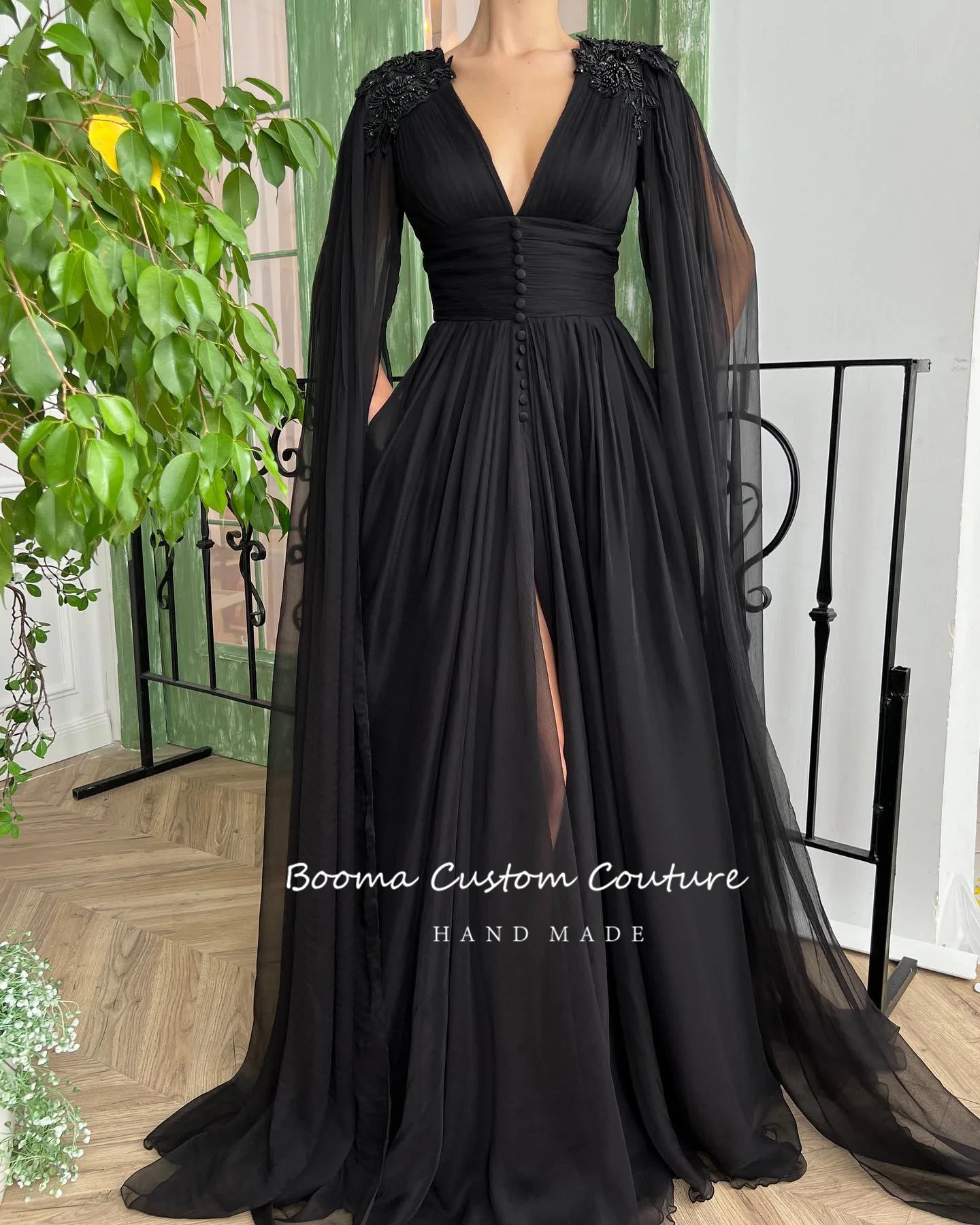 Booma Elegante Schwarz Tiefem V-ausschnitt Chiffon Prom Kleider Lange Cape Sleeves Perlen Appliques Hohe Slit A-Line Maxi Abendkleider