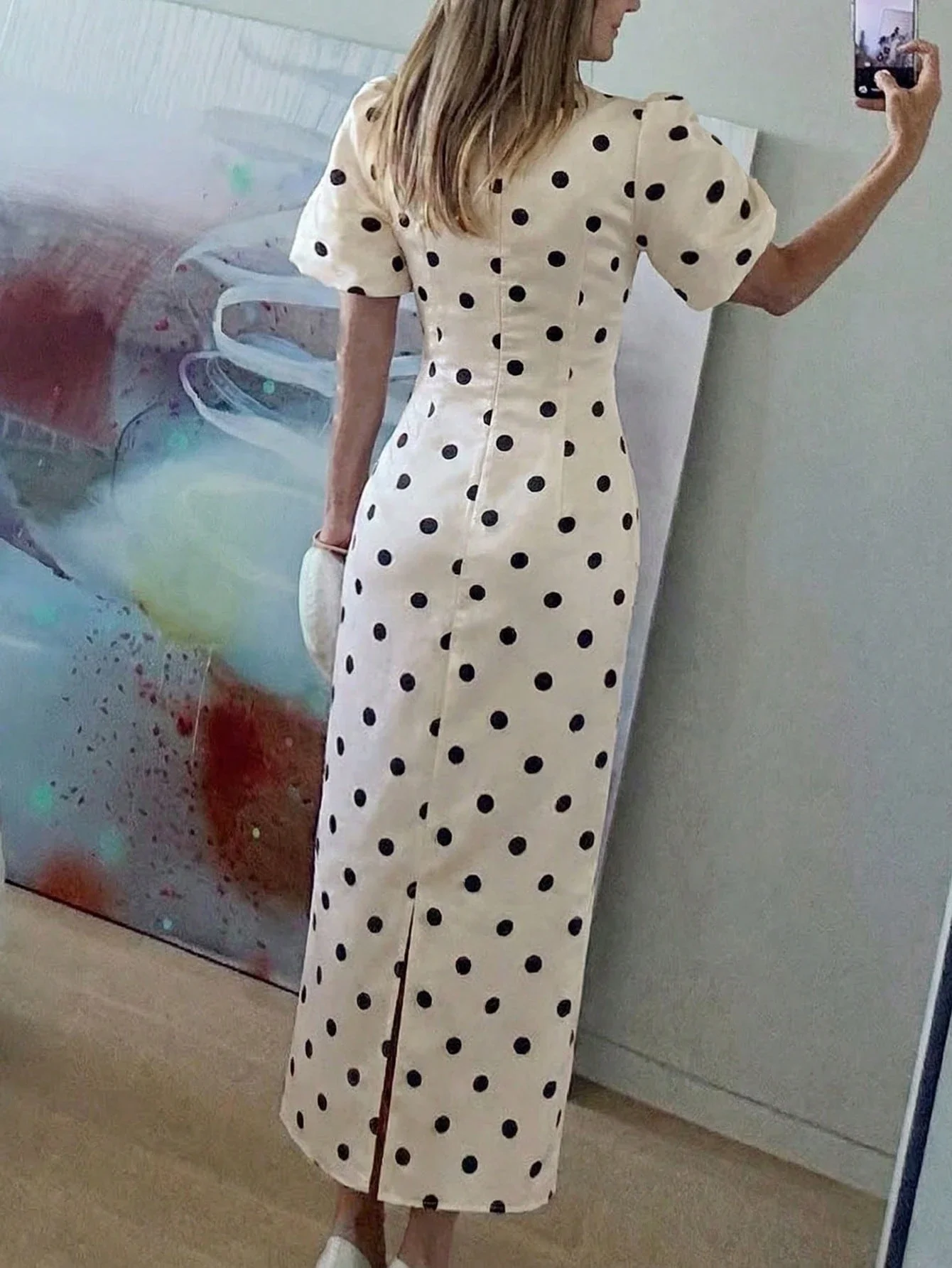 

Элегантное женское платье миди в горошек с пышными рукавами и завышенной талией для весны и лета