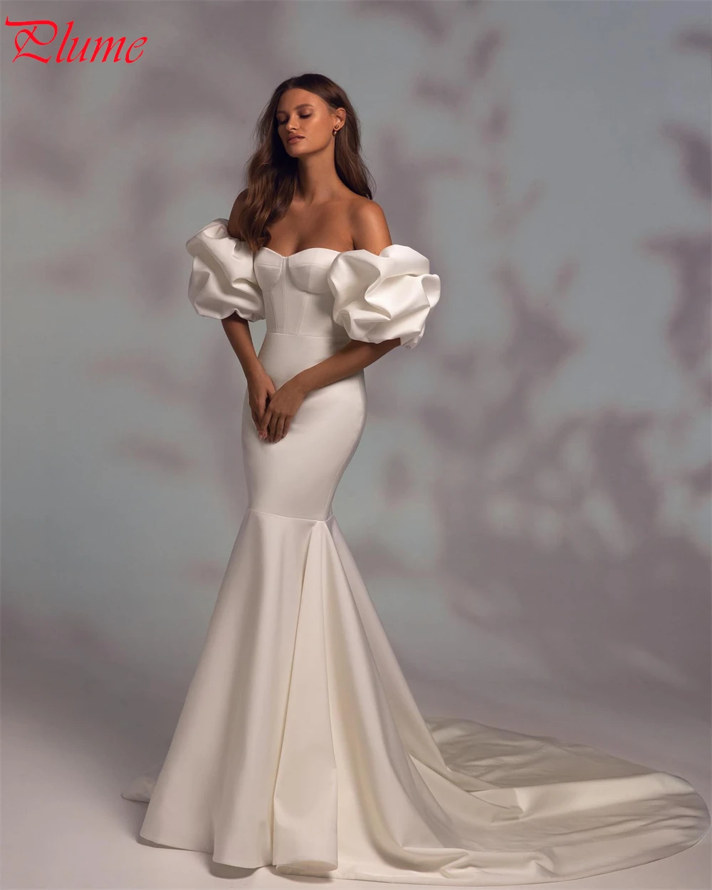 カスタマイズされたホワイトサテンブライダルドレス気質ストラップレスオフショルダーウェディングドレスチャペルトレインジッパーバックマーメイドドレス