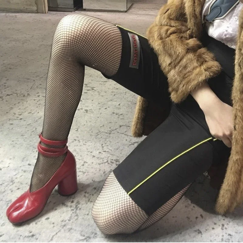 Zapatos de tacón alto con hebilla y correa redonda para mujer, calzado de piel roja con punta deslizante, Estilo Vintage, 2024