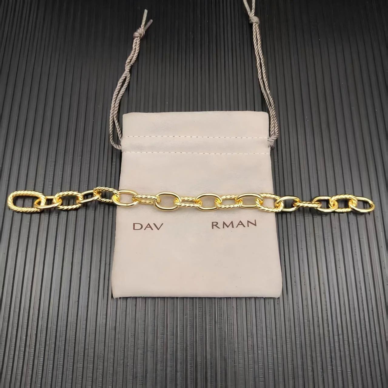 2025 نمط جديد DY سوار للرجال والنساء زوجين عصري ورجعي مزاجه بسيط لارتداء اليومي سوار Charm