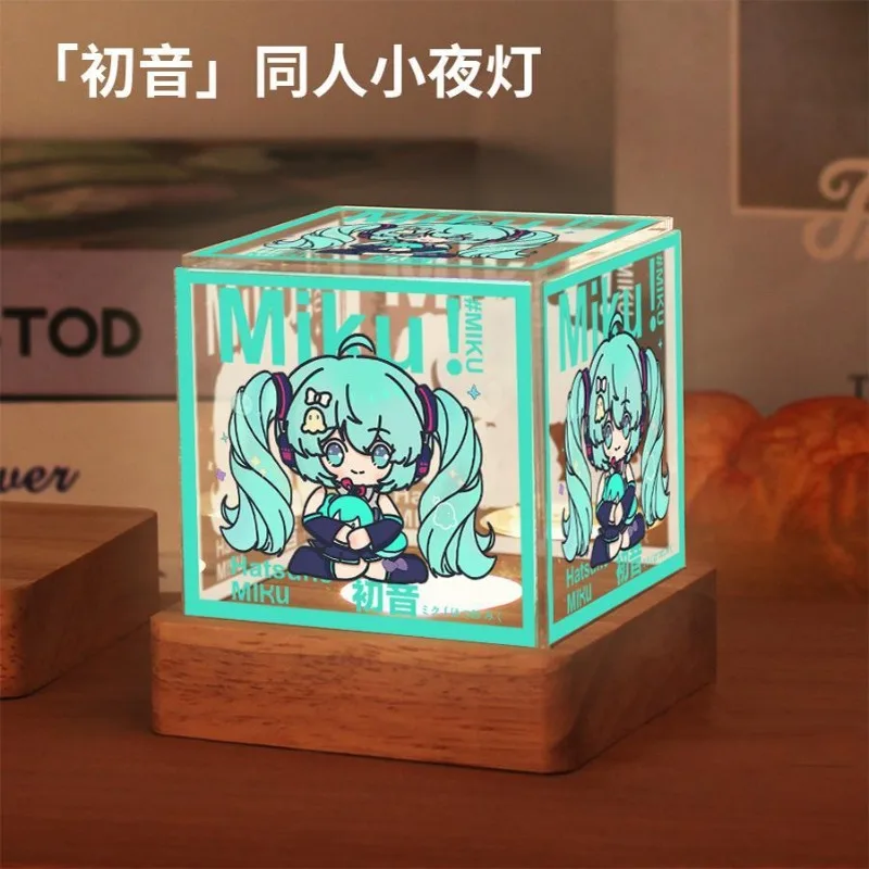 Hatsune Miku stile cartone animato alla moda e squisito LED materiale acrilico luce notturna scrivania ufficio decorazione camera da letto ornamenti