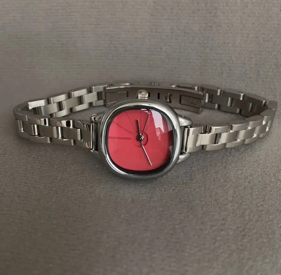 

New Stylish And Sophisticated Women'S Watch With A Steel Band And Small Dial. A Creative And High-Quality Gift For Women.