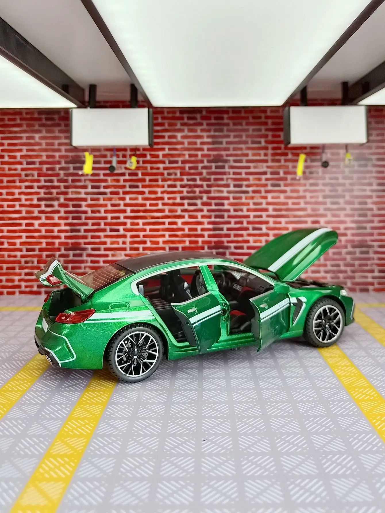 1:24 M8 legering automodel deuren en motorkap kofferbak kan akoestisch-optische pull-back speelgoedauto-cadeaus voor kinderen openen.