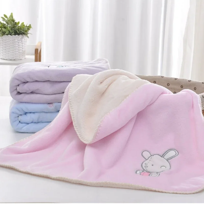 Coperte per neonati Neonato Cartone animato Orso Ricamo Flanella Coperta per bambini Swaddle Wrap Copertura per passeggino per bambini Coperta per bambini Trapunta da letto