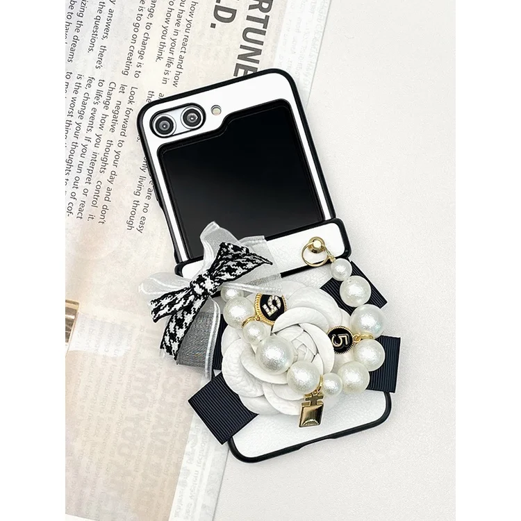 Etui na telefon Samsung Galaxy Z Flip 7 6 5 4 3 5G Luxury Camellia Flower Portable Pearl Bracelet Hand Chain Leather Hinge Phone Case Cover