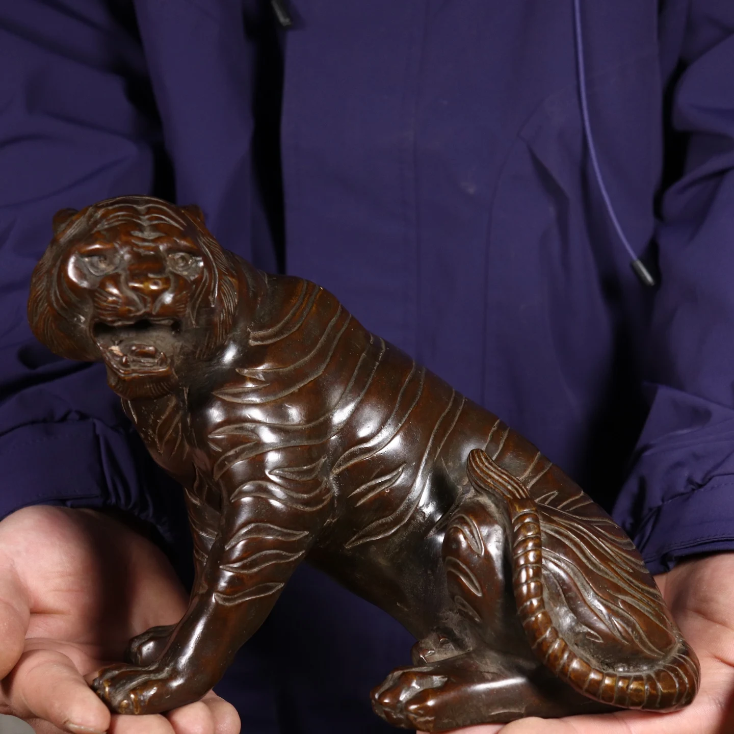 Brass Tiger Sculpture - Elegant Home Décor for Entryway Unique Decorative Piece Exquisite Craftsmanship