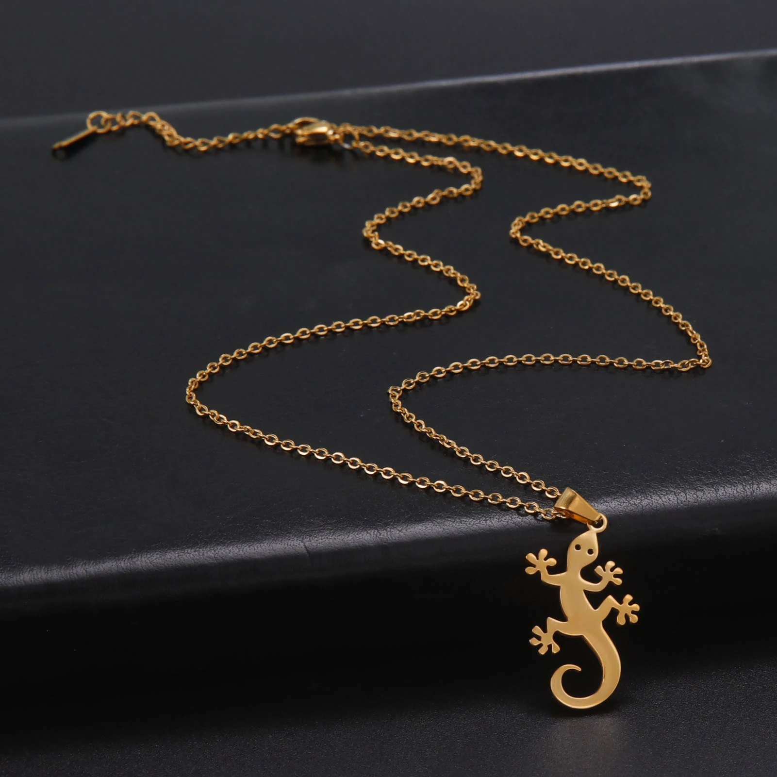 Cazador Cute Animal Gecko Necklace for Women New in Stainless Steel Lucky Jewelry Pendant Necklace Birthday Mother Gift 2024