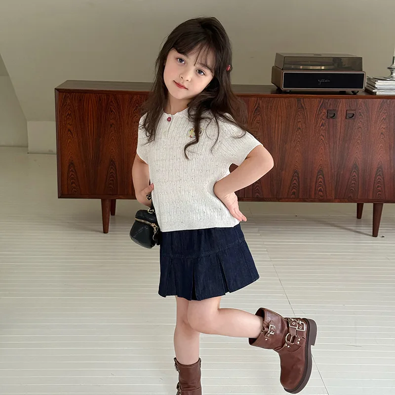 2025 الصيف الفتيات الملتوية زهرة قصيرة الأكمام تي شيرت المطرزة الملونة نقطة محبوك بدوره إلى أسفل طوق أعلى