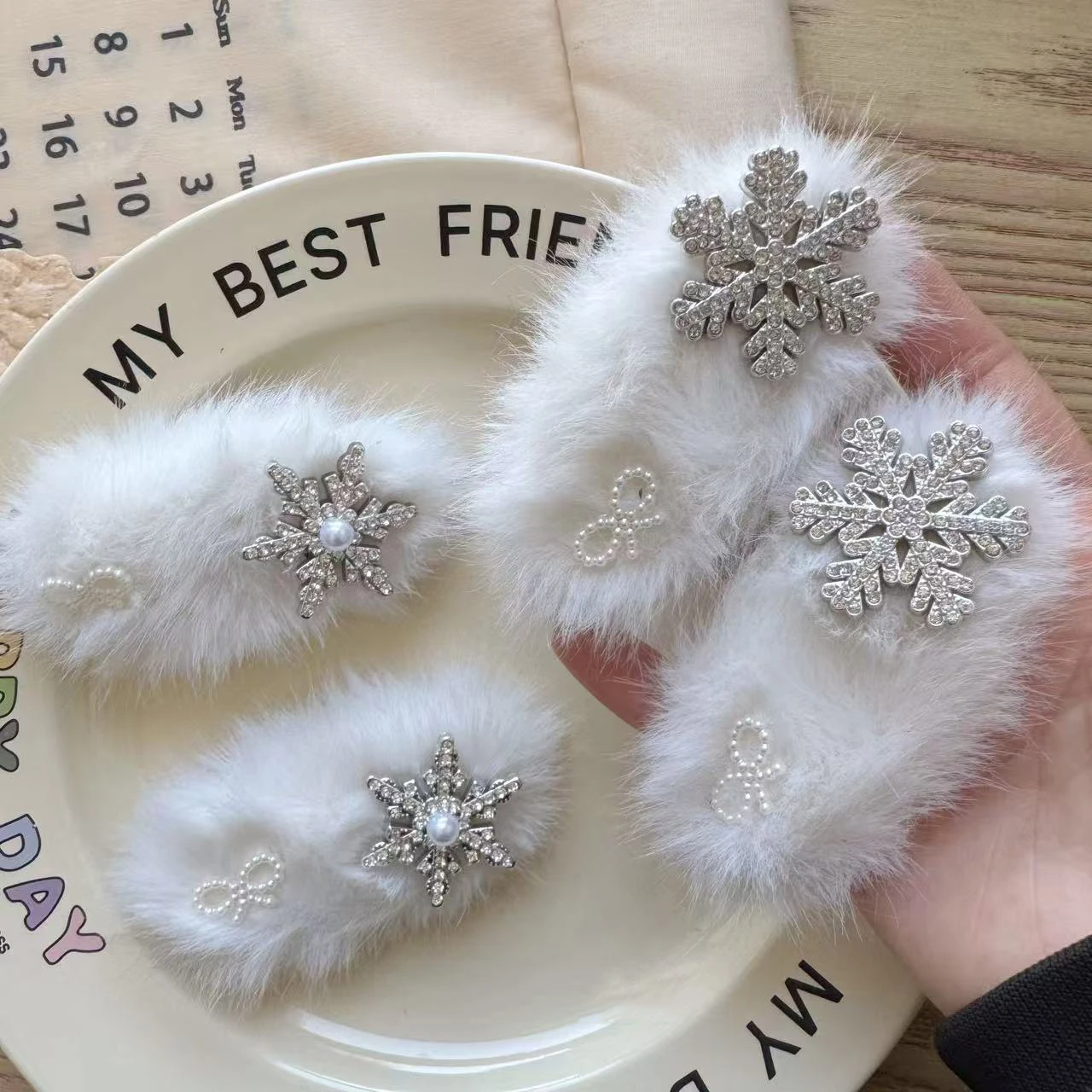 

2 шт. зимние плюшевые заколки для волос для женщин и девочек, милые заколки-снежинки со стразами, жемчужные заколки-защелки, белые аксессуары для волос