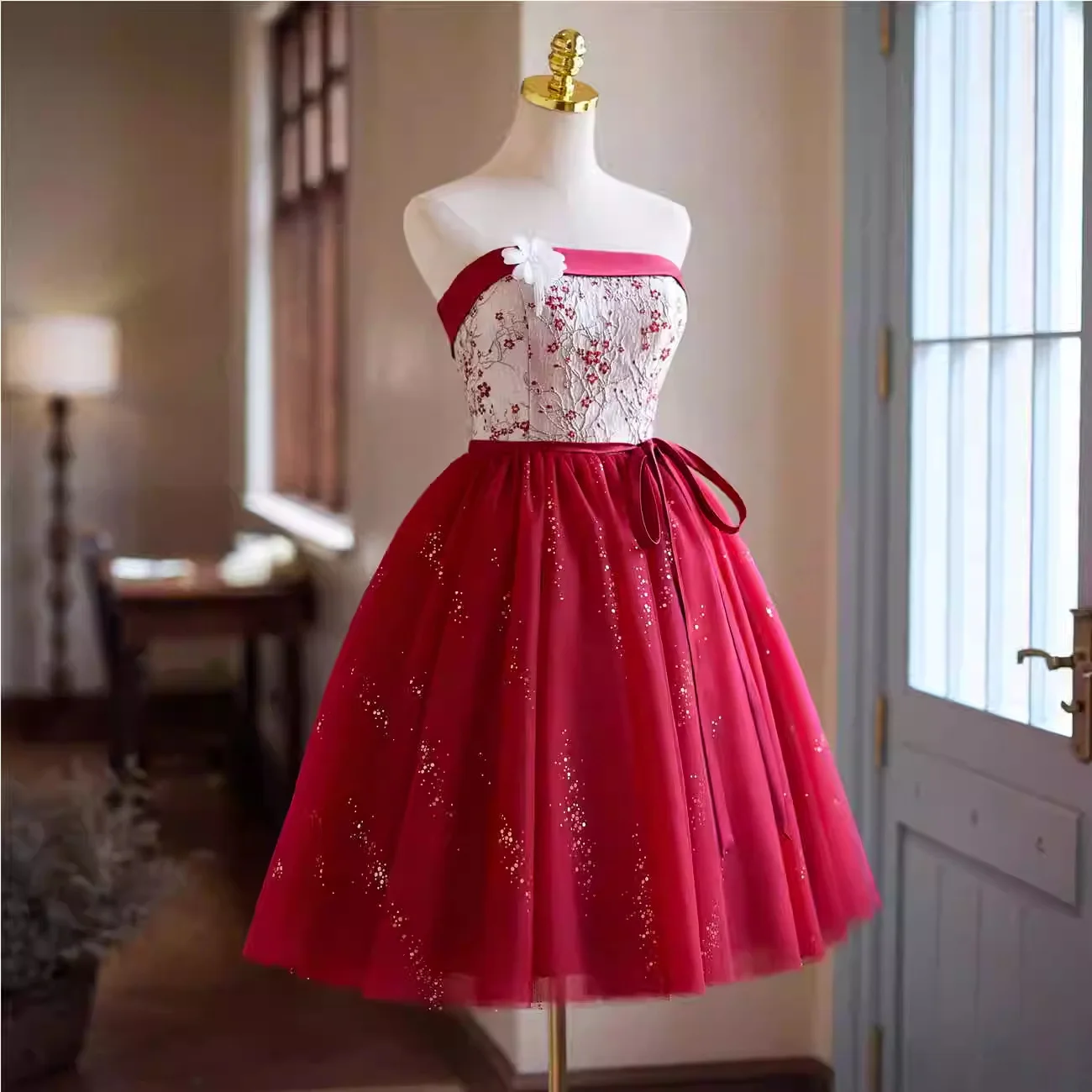 AnXin SH Prinzessin rote Spitze trägerlos Satin Blumenschleife glitzernde Schnürung kurzes maßgeschneidertes Abendkleid kleines rotes Kleid