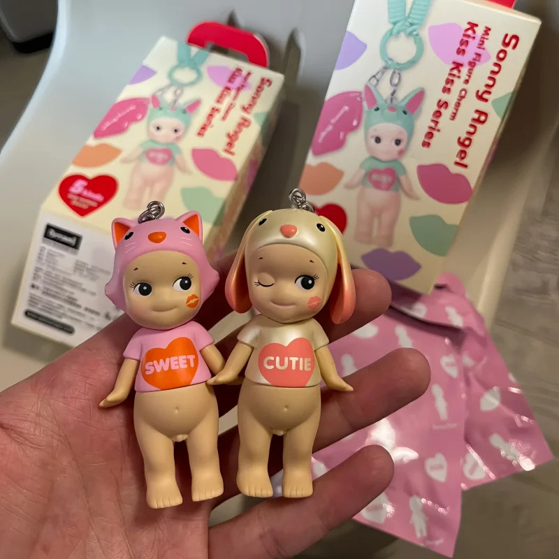 

2025 Горячая оригинальная серия Sonny Angel Kiss Kiss, слепая коробка, мини-фигурка, очаровательная загадочная коробка, украшение для рабочего стола, подарок на день рождения, в наличии