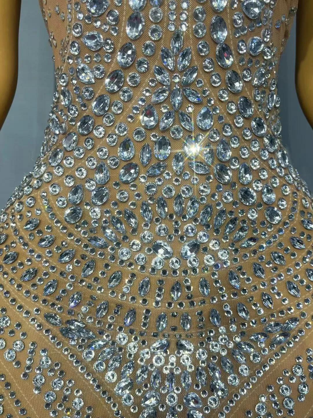 럭셔리한 반짝이 라인스톤 우아한 트림 핏 메쉬 드레스 여성 생일 이브닝 웨딩 프롬 가운 레드 카펫 촬영 무대 의상