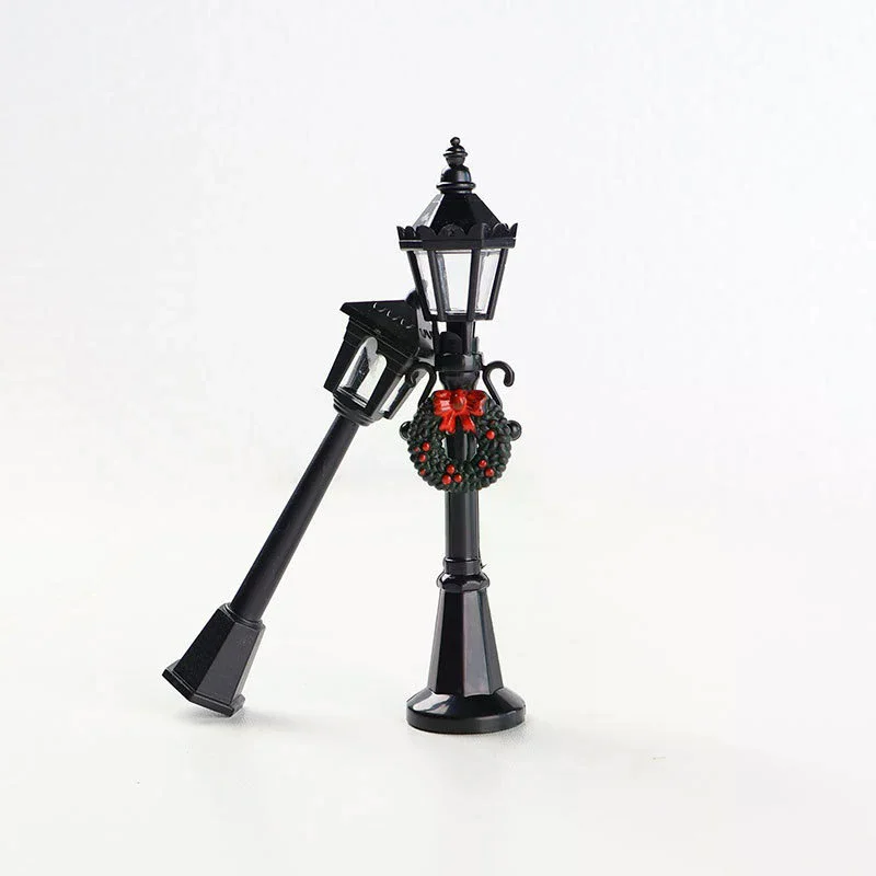 1/2 Sets of Dollhouse Appropriate Mini Street Lamps with Festive Wreaths for Micro Landscape Decor or Kids Play