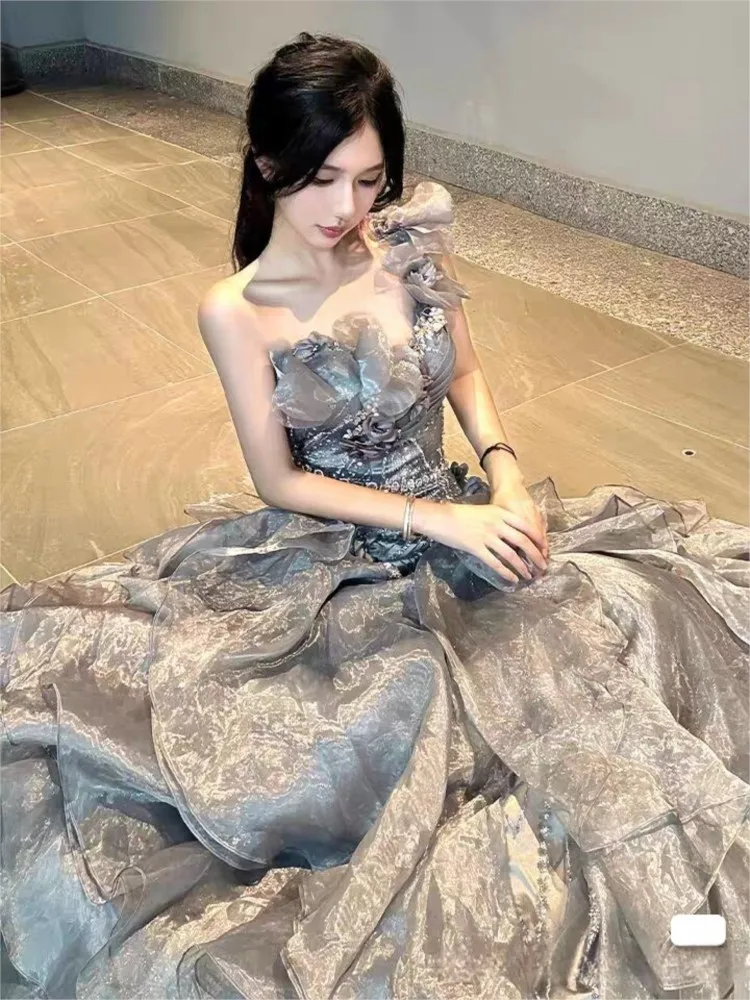 

A light luxury and niche dress for the coming-of-age ceremony birthday host