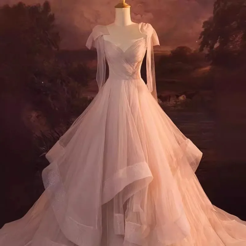 Różowa Elegancka Sukienka Wieczorowa z Głębokim Dekoltem V, Siateczką, Bufiastą Spódnicą, Wysokim Stanem, Nowy Styl, Wysoka Jakość, Stylizowana na Mniejszościowy Artystyczny Wystrój, Idealna dla Gospodyni na Egzaminach.