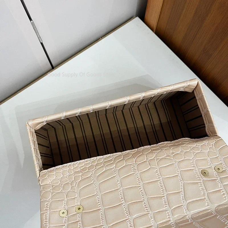 حقيبة كروس بنمط التمساح الأسود، صندوق أنيق، حقيبة أحمر الشفاه، حقيبة يد مصممة ومحفظة عالية الجودة من جلد البولي يوريثان