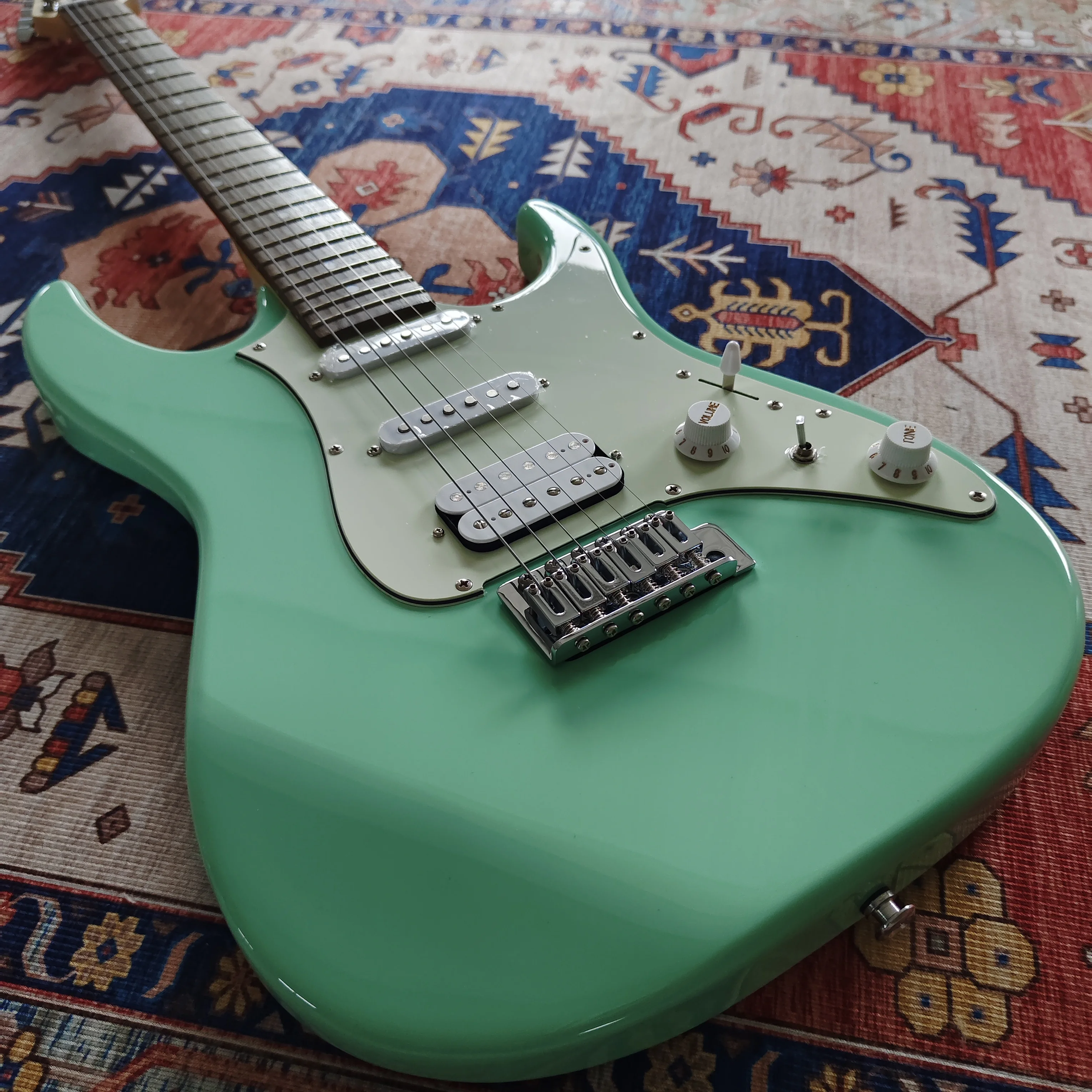 Green Electric Guitar 9 Sound Color Change HSS Pickup Vibrato Single Bridge