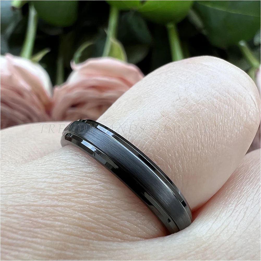 4 mm schwarzer Damen- und Herrenschmuck, Wolframkarbid-Ring, Ehering mit abgestuften, abgeschrägten Kanten, gebürstete Oberfläche, bequeme Passform – Detail 5