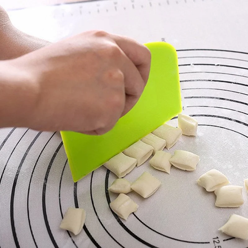 1 Plastic Cake Cream Spatula, Dough Knife, Smooth Edged Butter Scraper, baking Tool - Essential for Home Use