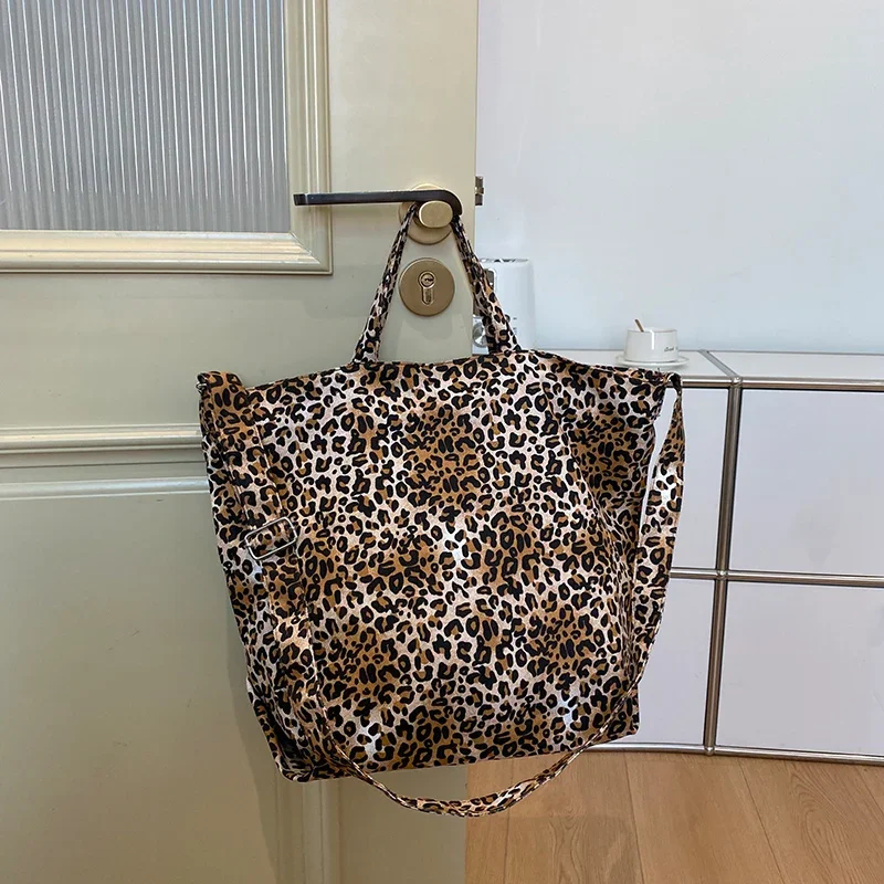 Bolso de gran capacidad con estampado de leopardo para mujer, bandolera de lona exquisita con cremallera, a la moda, gran oferta, novedad de verano