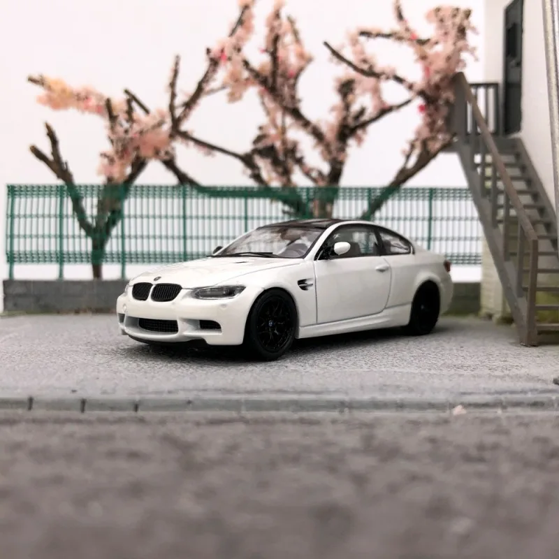 MODELO FINO 1:64 Sedan M3 E92, modelo de carro em liga fundida, para adolescentes brincam com, decoração para adultos, presente para meninos.