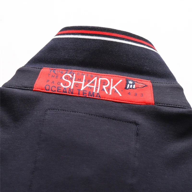 TACE & SHARK-Polo de manga corta para hombre, Camisa informal con bordado de bandera de tiburón, color blanco y azul oscuro, ropa a la moda