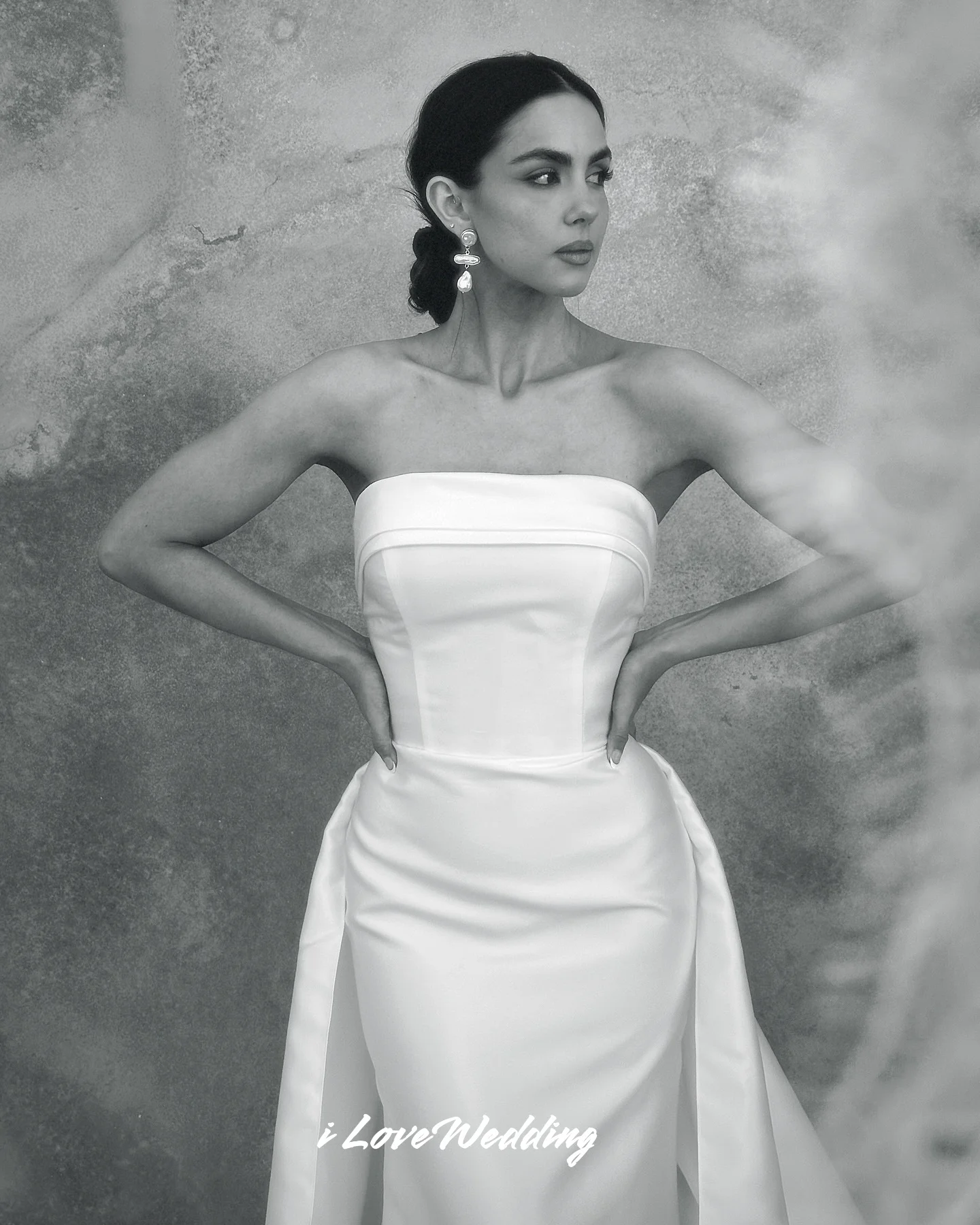 Białe Suknie Ślubne Bez Ramiączek 2025 Bez Rękawów Syrena Długość Do Podłogi Tren Sweep Elegancka Plisowana Sukienka na Przyjęcie Weselne Szyta na Miarę