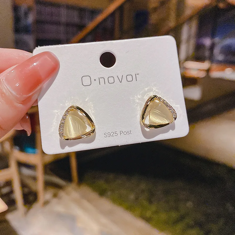 2025 Korean Fashion Earrings for Women Triangular Geometric Opal Earrings Simple Crystal Statement Wedding Party Jewelry Gifts