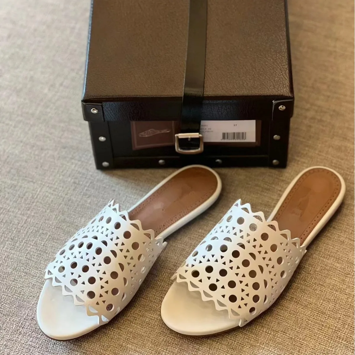 

Женские летние сандалии на плоской подошве из модной кожи с лазерной резьбой, уличная одежда, новинка 2024, простой цвет, резиновая подошва