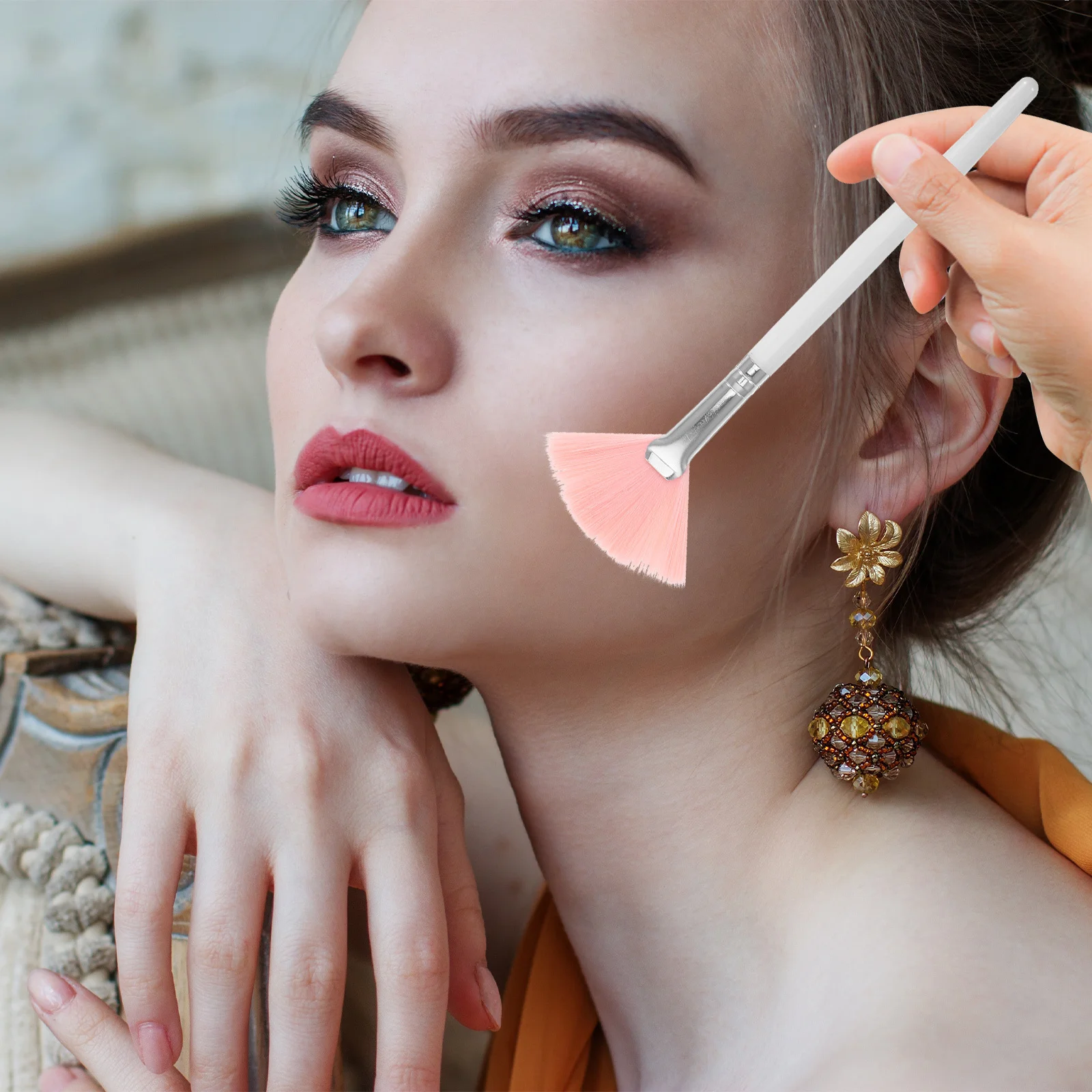 

4Pcs Fan Brushes Makeup Tool Set Face Face Highlighting Brush Cheek Contour Blending Setting Powder Long Handle