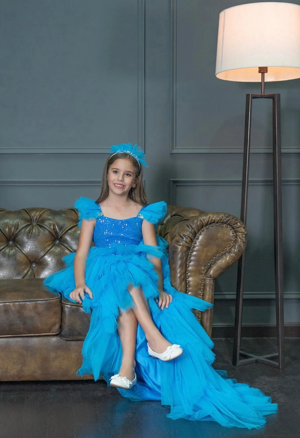 Blaue Blumenmädchenkleider für die Hochzeit, Baby-Geburtstagsparty-Kleider, maßgeschneidertes High-Low-Erstkommunionkleid für Kinder