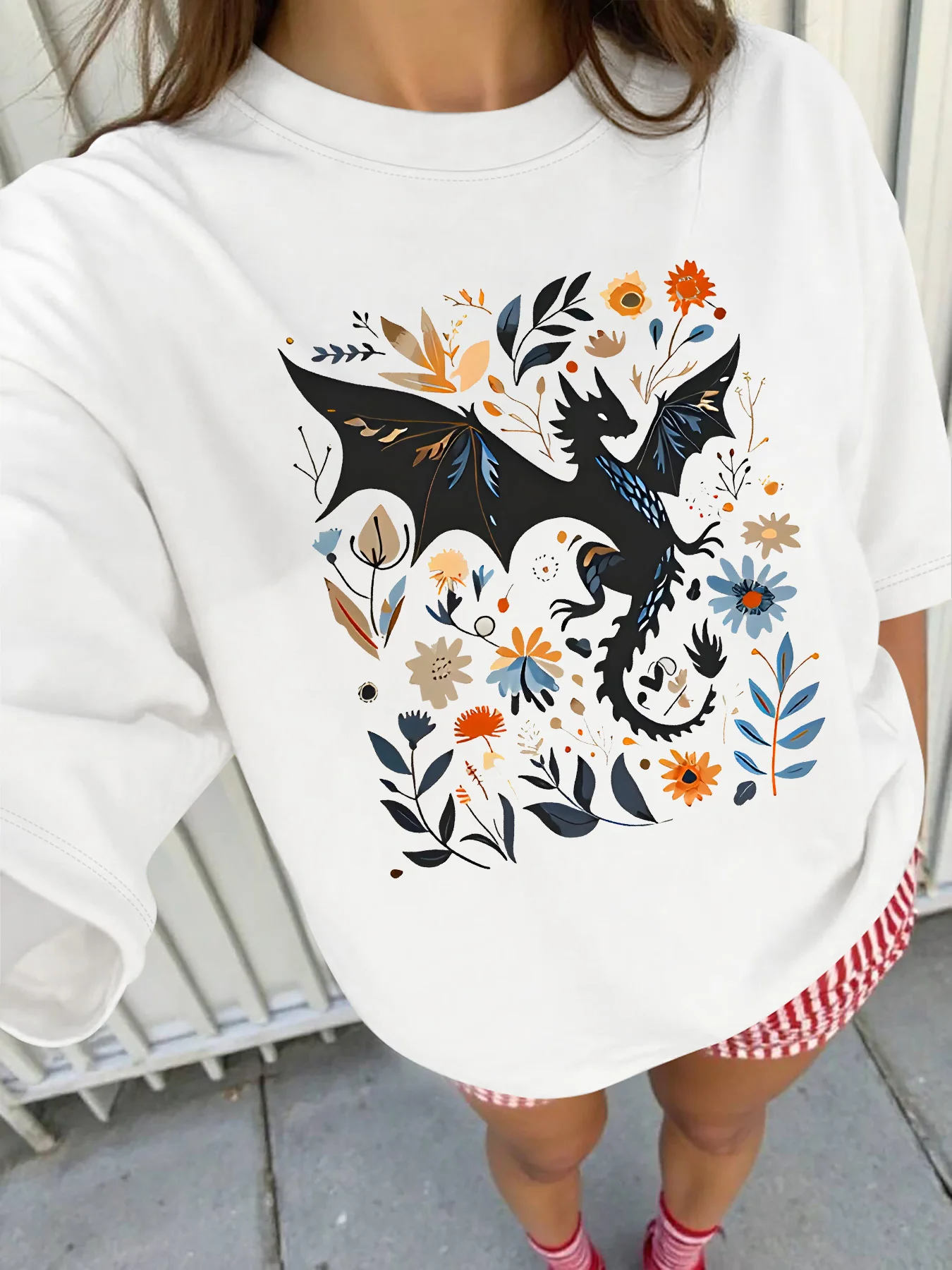 

Плюс - Футболка с коротким рукавом: Фэнтези-природа с цветочным принтом «Черный дракон», доступны несколько цветов