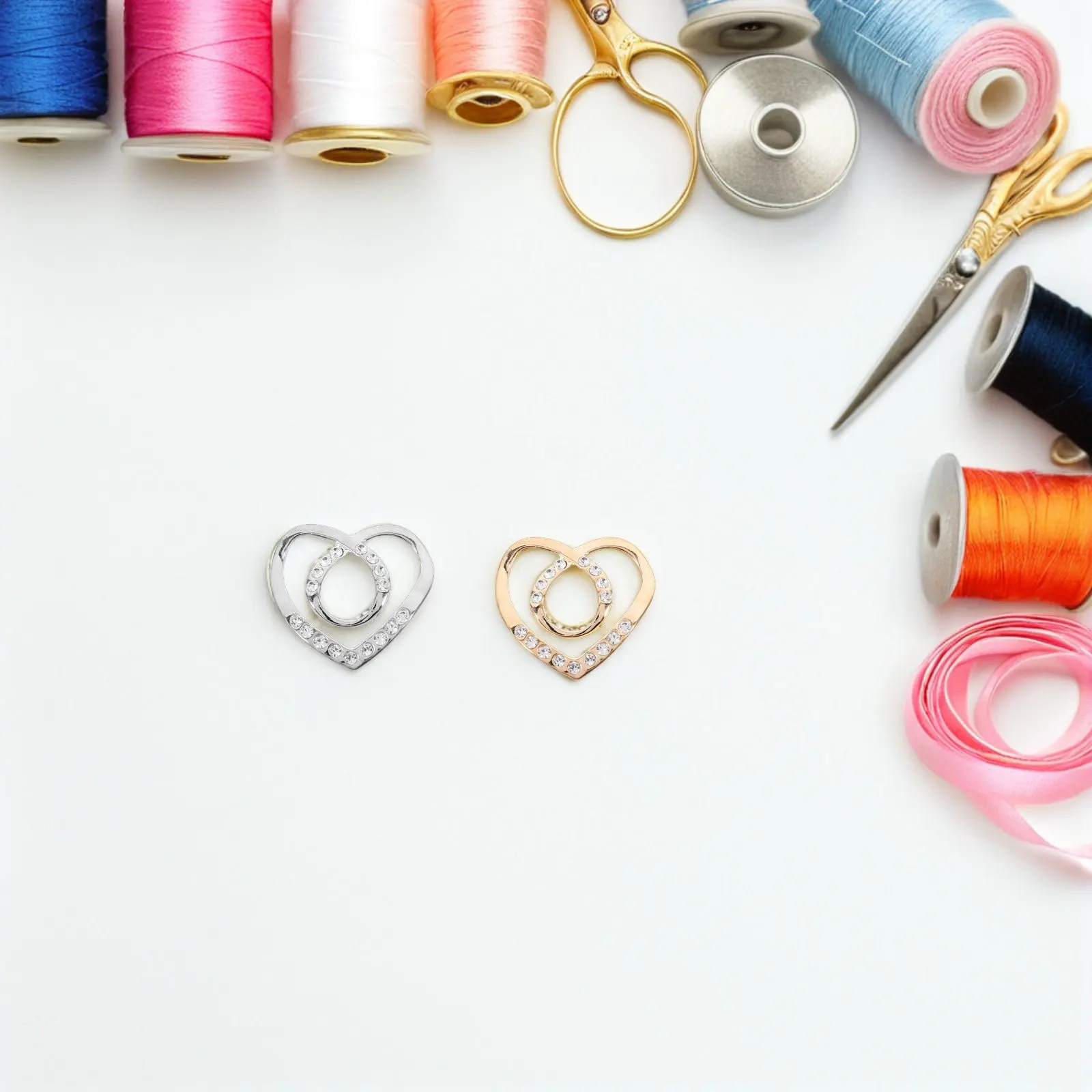 

Набор из 4 блестящих металлических зажимов для шарфов в форме сердца со стразами для шарфов, шалей, кардиганов, рубашек, для завязывания на талии, для создания модного образа