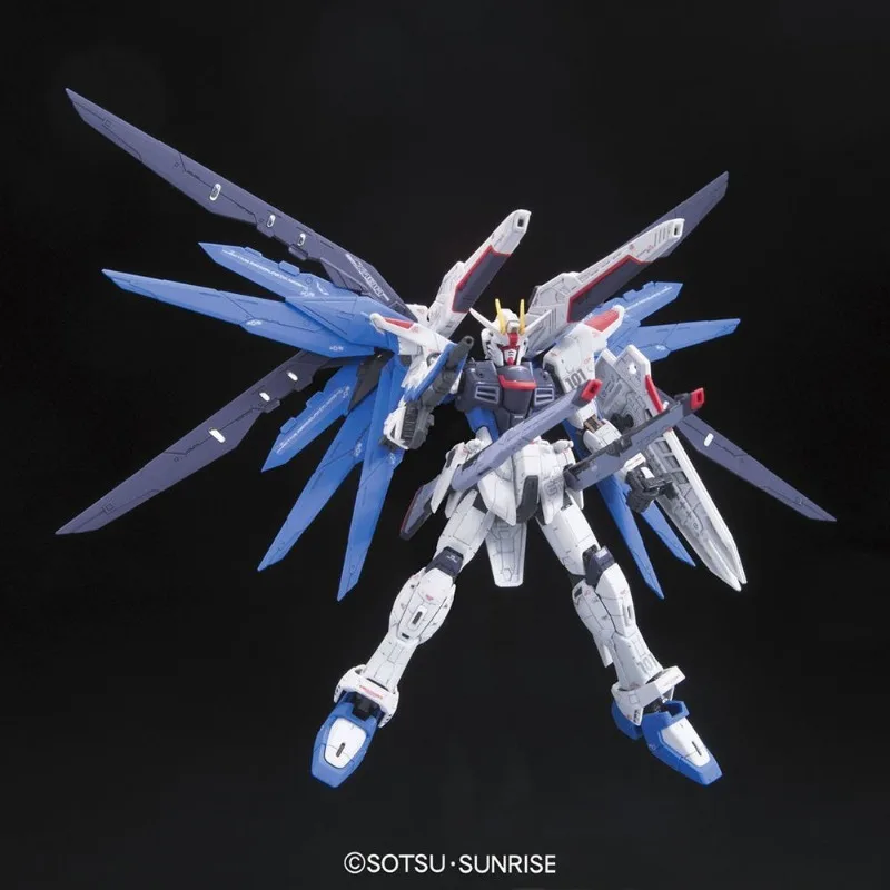 BANDAI RG 1/144 ZGMF-X10A Freedom Gundam Action Figure Z.A.F.T Mobile Suit Gundam SEED Anime Model Kit Mainan untuk Koleksi Anak Laki-laki