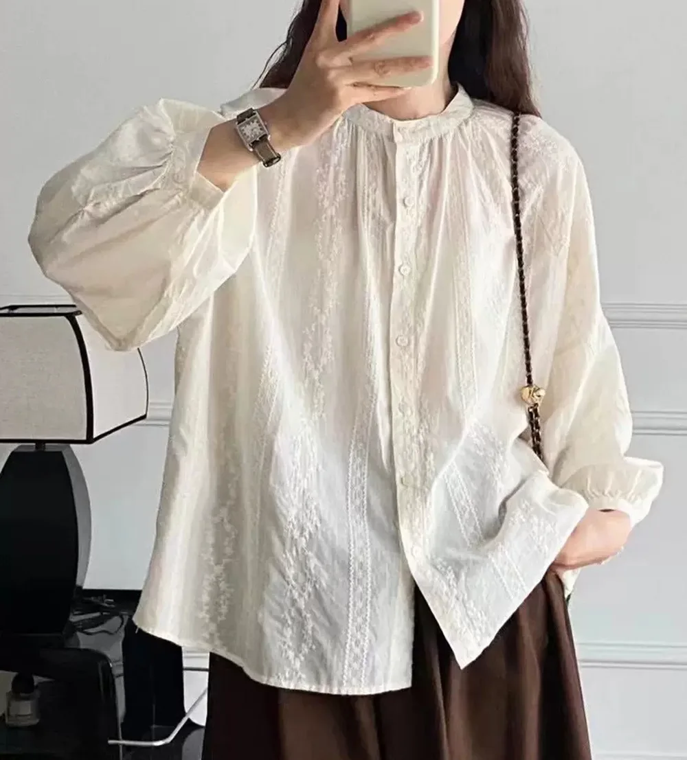 Nuova camicia con maniche a lanterna in cotone primaverile 2025, ricamo da donna, camicetta ampia con temperamento francese vintage Mori Girl T54113CC