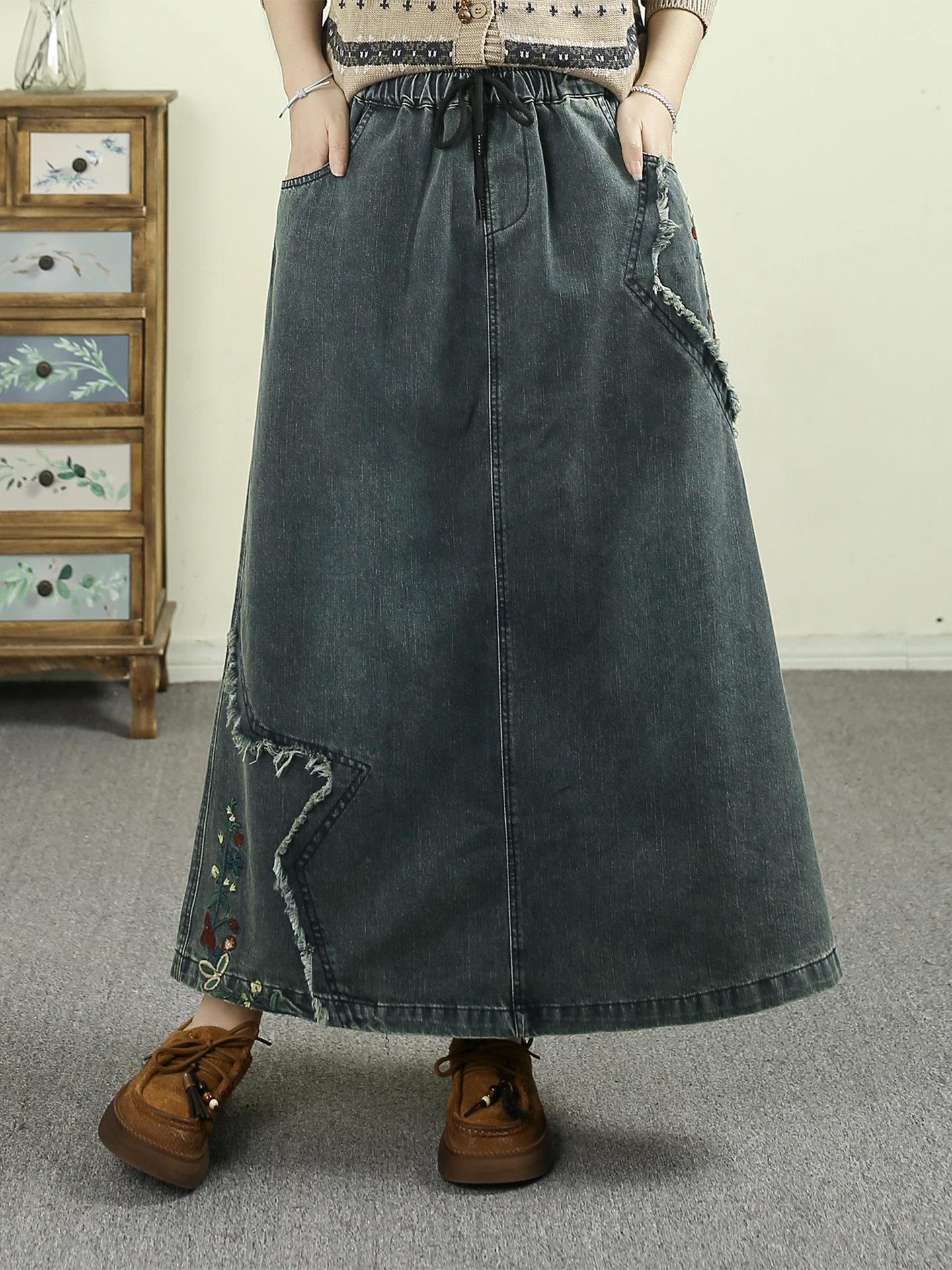 

TIYIHAILEY длинная женская макси-юбка с эластичной резинкой на талии, осенне-весенняя джинсовая женская юбка с вышивкой и карманами, новинка 2025, трапециевидная звезда