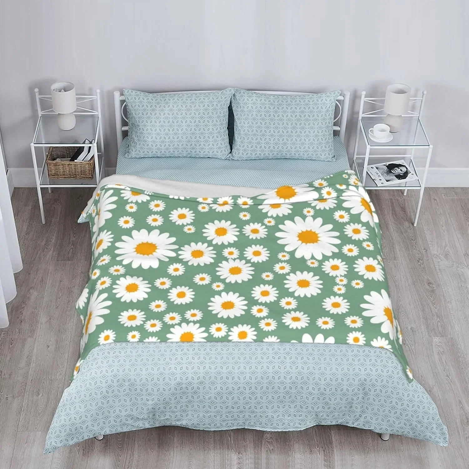 Charming White Daisy Pattern Soft Throw Blanket – Lovely Floral Design for Couch, Bed, Car, Camping, All-Season Use - view 3