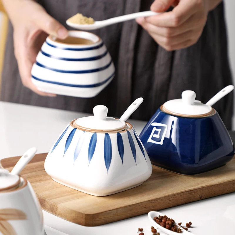 وعاء توابل من السيراميك بنمط النبات على الطراز الياباني جرة إبداعية منزلية جديدة 300 مللي مع غطاء مغرفة تحت التزجيج لون الملح شاكر