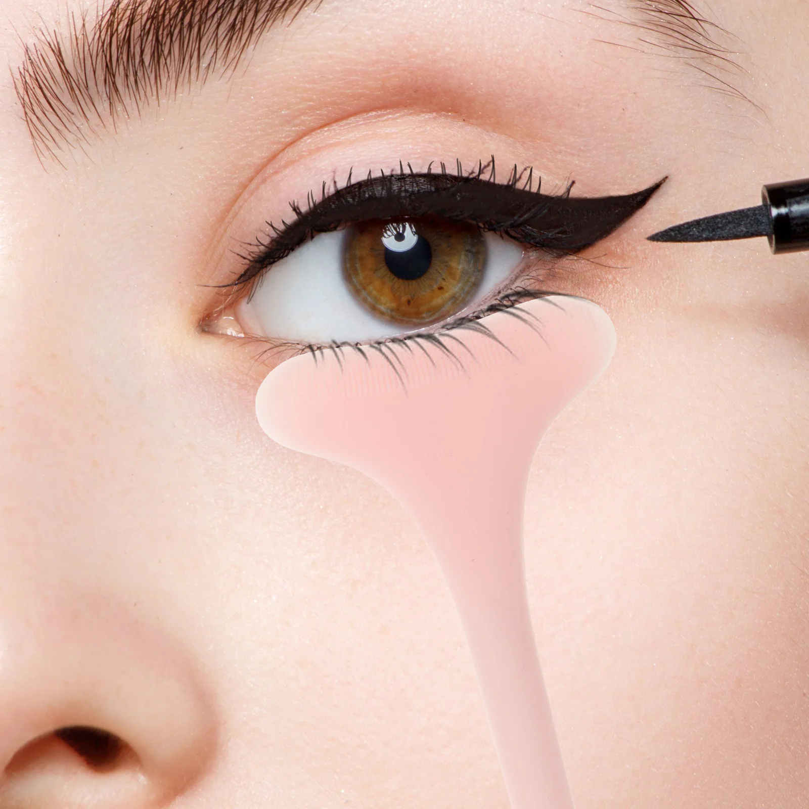 재사용 가능한 아이 라이너 스텐실 눈을위한 플라스틱 갈색 메이크업 도구 속눈썹 스텐실 가드 디자인 컴팩트 사이즈 핑크 컬러