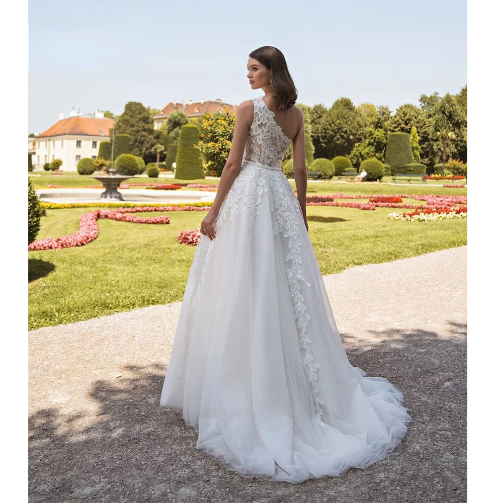 أحدث فستان زفاف بسيط للنساء 2026 فستان زفاف رائع بكتف واحد مزين بحزام على الطراز العتيق رداء De Marié