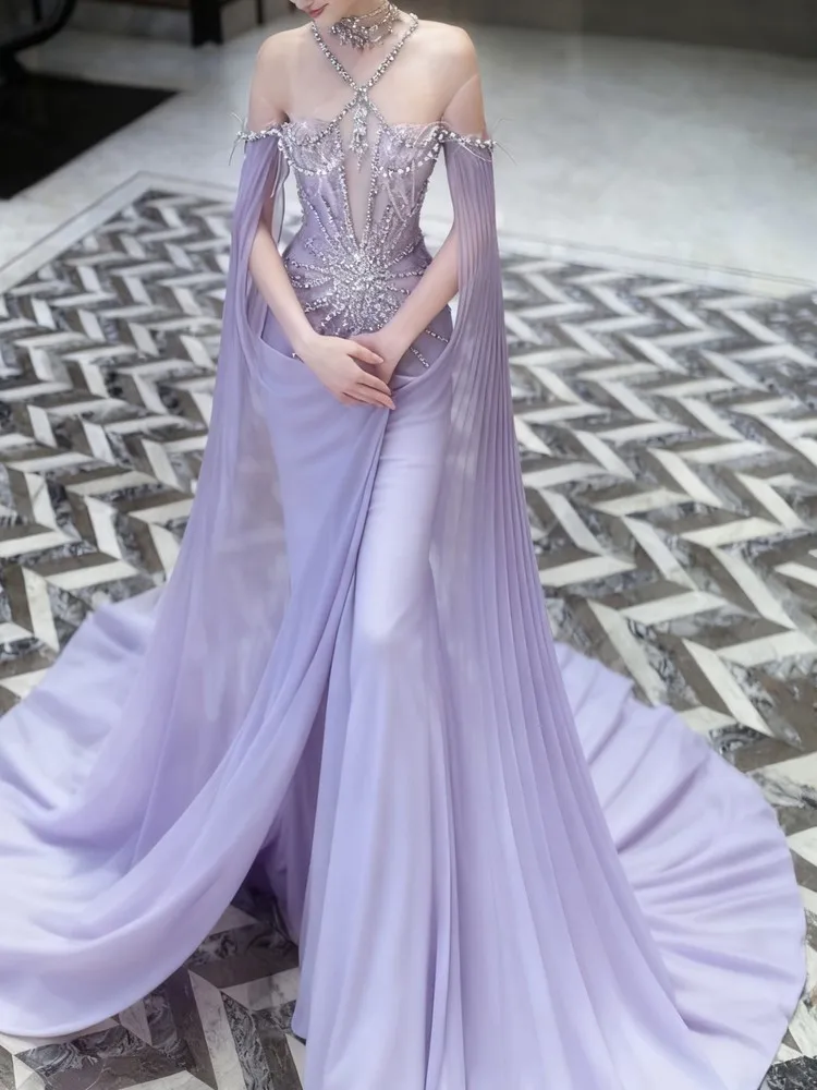 

The light purple host's halter-neck catwalk fishtail toasting beaded and sequined dress