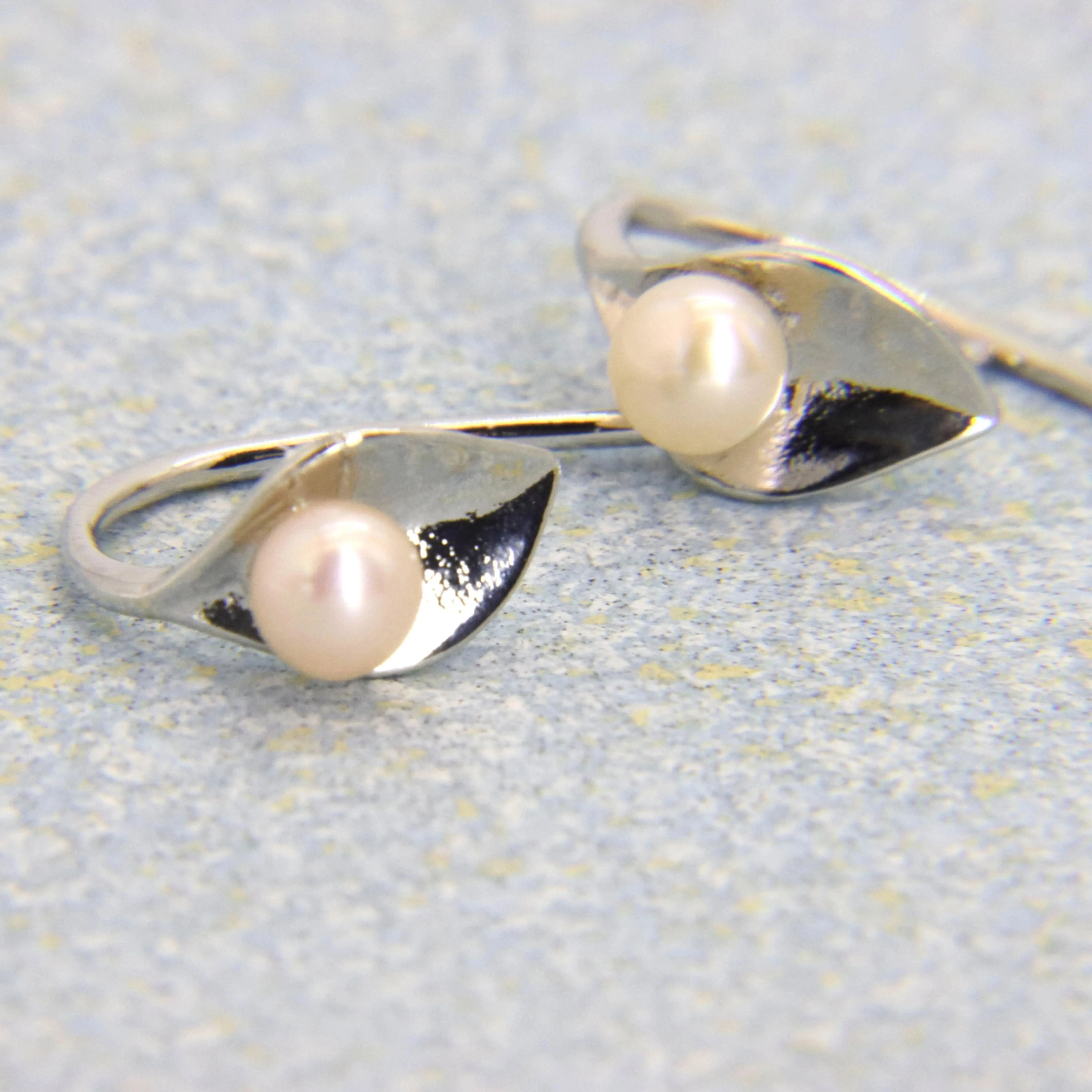 

JUNYE Hibiscus Lotus Flower Vintage Personality Pink White Natural Pearl Earrings Trendy Cold Tone Fashion Jewelry Accessory