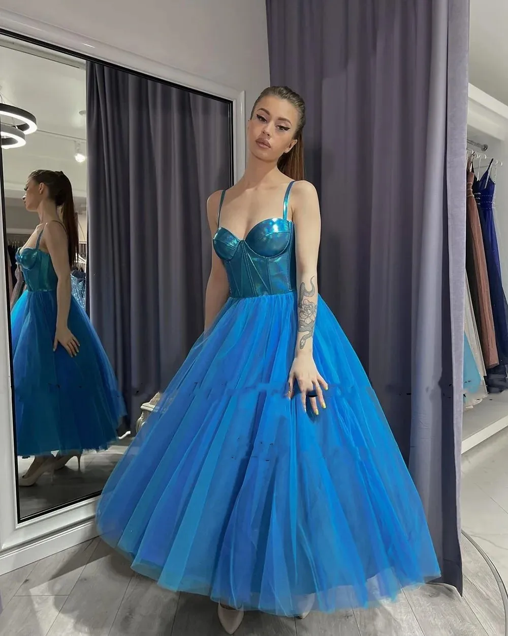 Gaun Floral gaun Prom pendek Sweetheart A-Line Tulle biru menawan gaun malam selebriti Cocktail tali Spaghetti